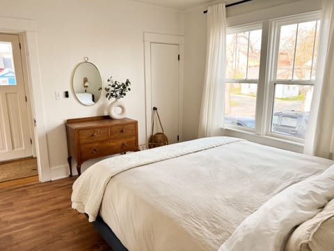 4 bedrooms, desk, iron/ironing board, travel crib