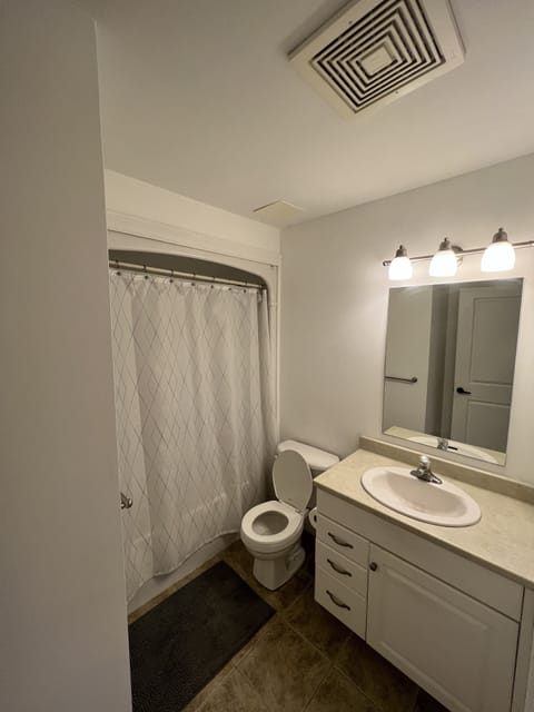 Combined shower/tub, towels