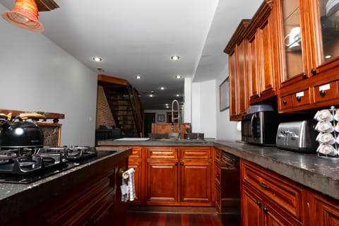 Private kitchen | Fridge, microwave, oven, stovetop