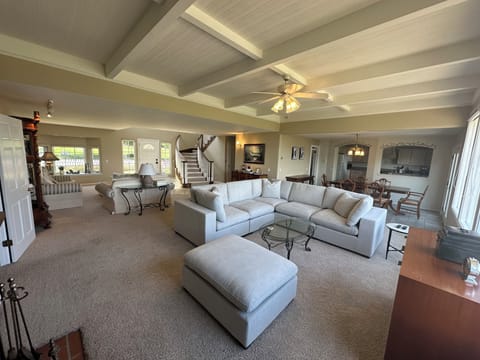 Great Room - Family Area w/TV, Fireplace, Dining Area, Kitchen