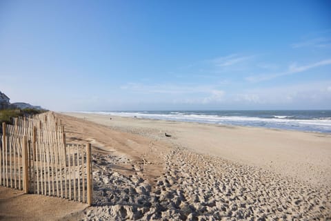 Beach nearby, sun loungers, beach towels