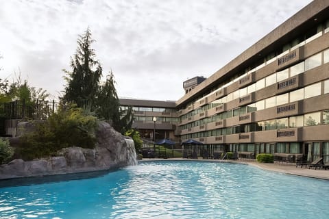 Outdoor pool (seasonal)