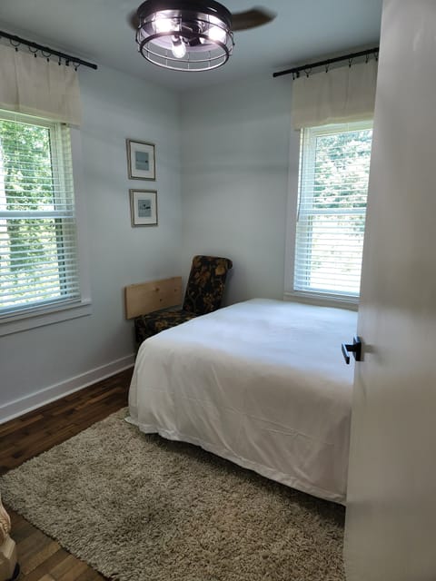 3 bedrooms, in-room safe, desk, iron/ironing board