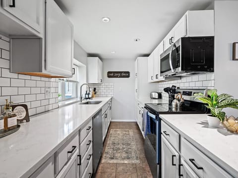Cook like a pro in this sleek, modern kitchen featuring stainless steel appliances, spacious counters, and a charming coffee bar ☕🍴 Everything you need for meals, snacks, and cozy mornings at home!