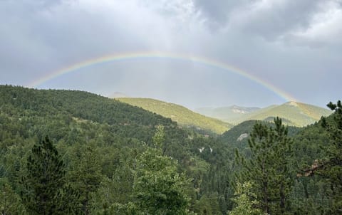 Breathtaking mountain and valley views await! Enjoy stunning sights right from the lodge, where nature’s beauty surrounds you in every season.