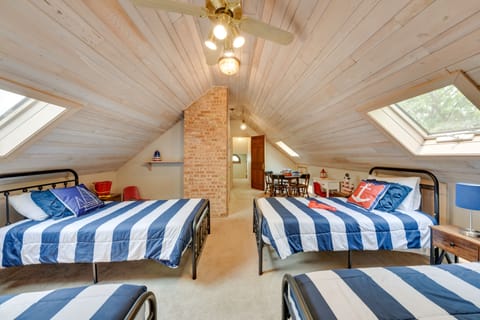 8 bedrooms, travel crib, internet, bed sheets