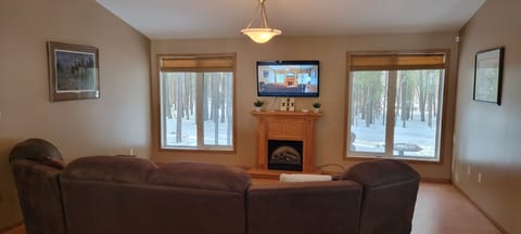 Smart TV, fireplace, DVD player, books