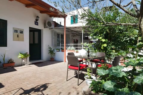 Garden with sitting area