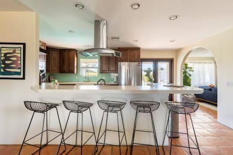 Seating for 5 at kitchen countertop