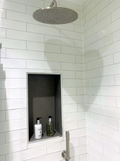 Combined shower/tub, hair dryer, towels