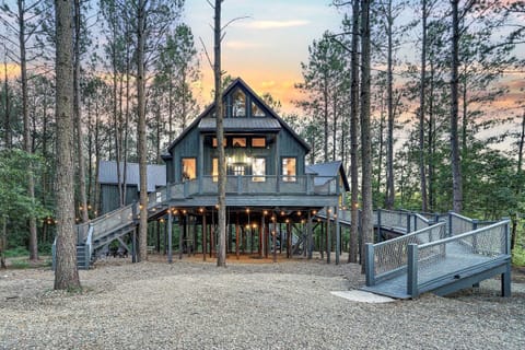 Welcome to The High Life Treehouse, a unique and luxurious treehouse cabin in the Broken Bow/Hochatown area of Oklahoma!