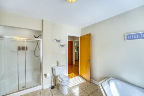 Shower, jetted tub, hair dryer, towels