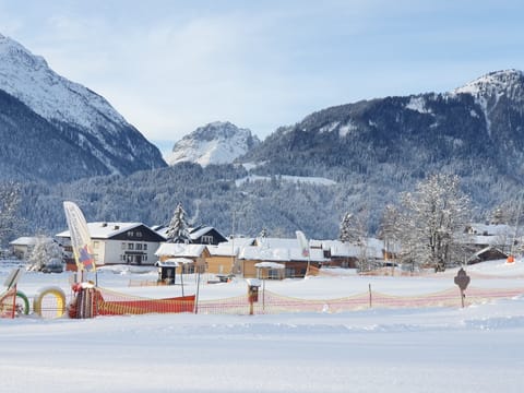 Skiën, skischool naast de deur