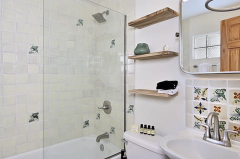 Combined shower/tub, hair dryer, towels