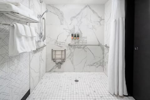 Combined shower/tub, hair dryer, towels