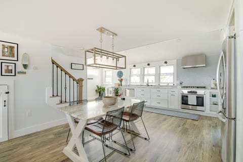 Dining Area | Dishware & Flatware Provided