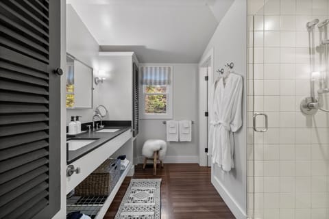 Combined shower/tub, towels