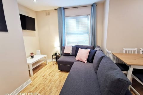 Large Spacious 2bed with small patio WIFI Condo in Dublin