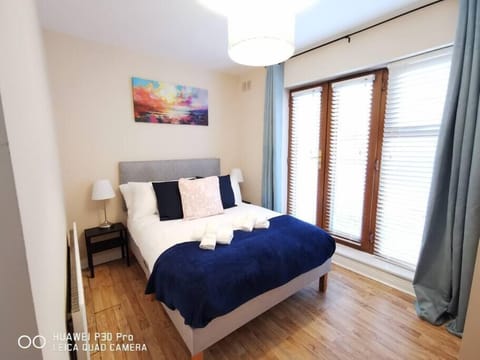 Large Spacious 2bed with small patio WIFI Condo in Dublin