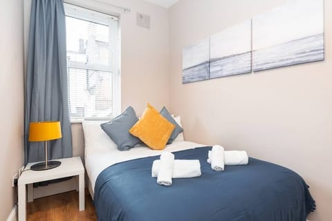 Refurbished 2 BED APT WITH GARDEN Fast WIFI & TV Condo in Dublin