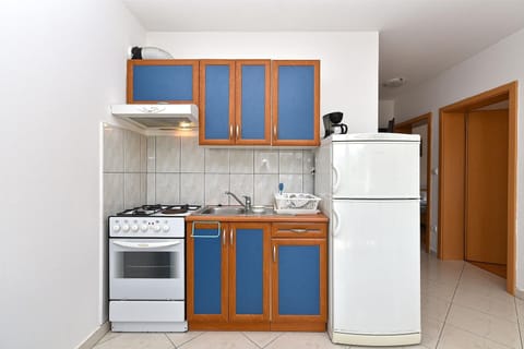 Fridge, stovetop, coffee/tea maker