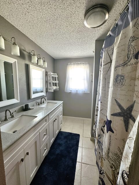 Combined shower/tub, hair dryer, towels