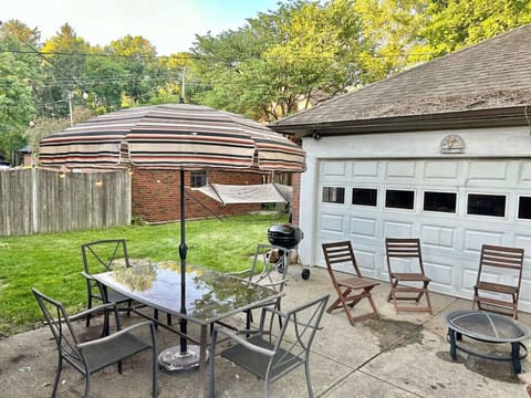 Backyard - Grill, fire pit, hammock, cornhole, dining table