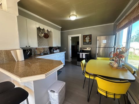 Stainless steel appliances and granite tile countertops welcome the chef!