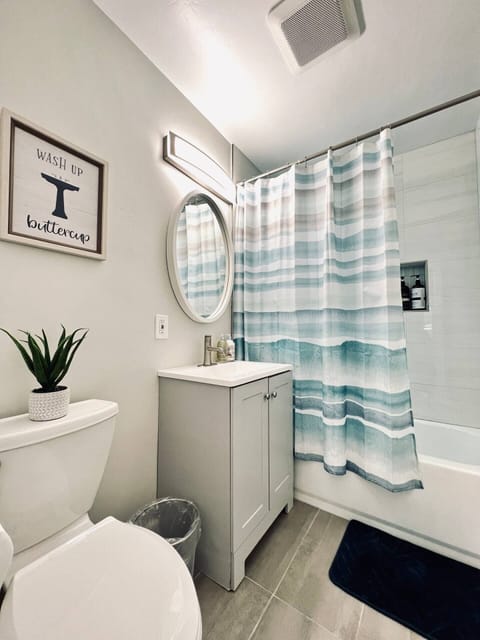 Combined shower/tub, towels