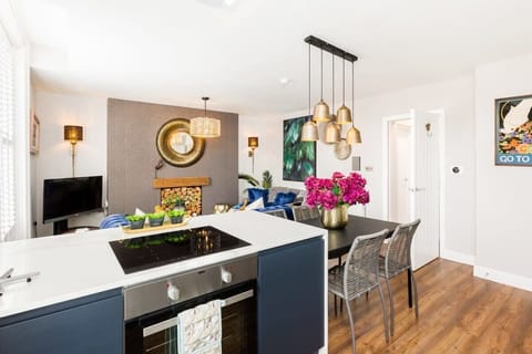 Kitchen island with hob and oven