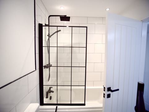 Combined shower/tub, hair dryer, towels