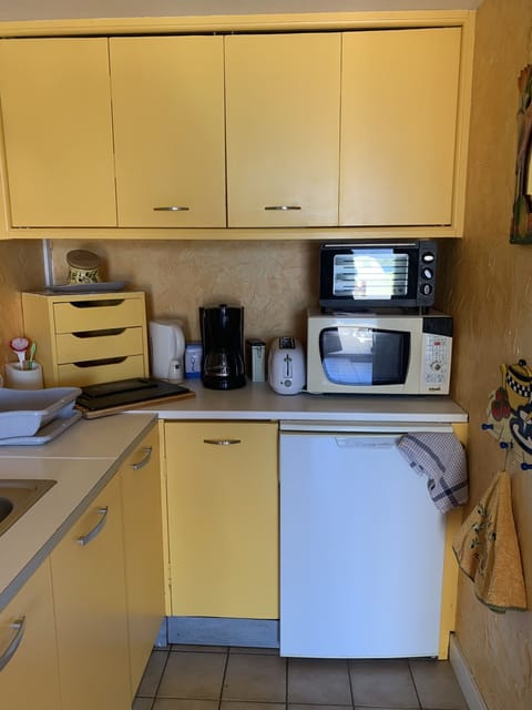 Fridge, microwave, oven, coffee/tea maker