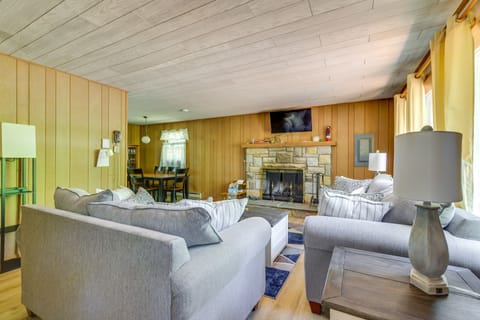 Living Room | Queen Sleeper Sofa | Main Floor | Smart TV
