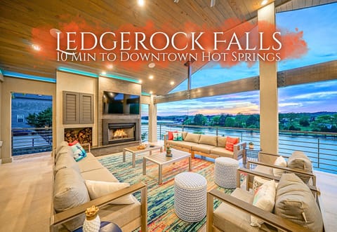 Welcome to Ledgerock Falls! A Luxurious Lakeside Home on Lake Hamilton, Just 10 Minutes From Downtown Hot Springs, Arkansas!