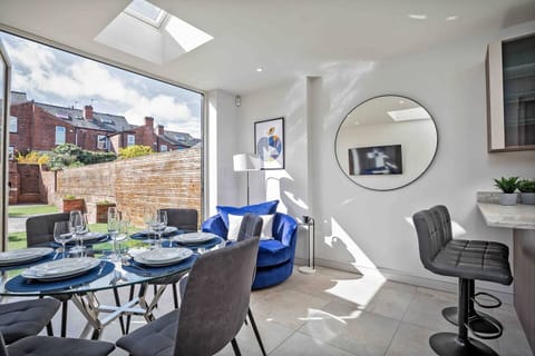 Dining area and breakfast bar