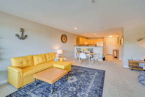 Living Room | Queen Sleeper Sofa | Queen Futon | Smart TV | Free WiFi