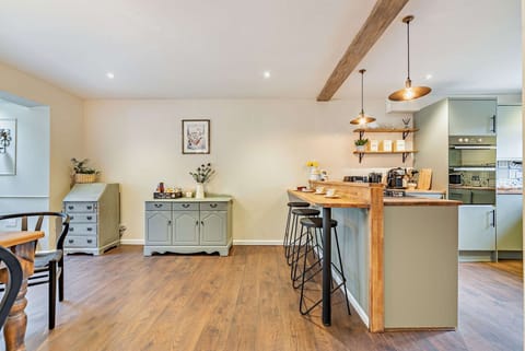 Ross House Kitchen - StayCotswold