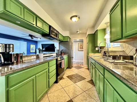 Kitchen w/granite countertops