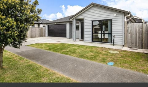 House exterior | takanini | room in takanini