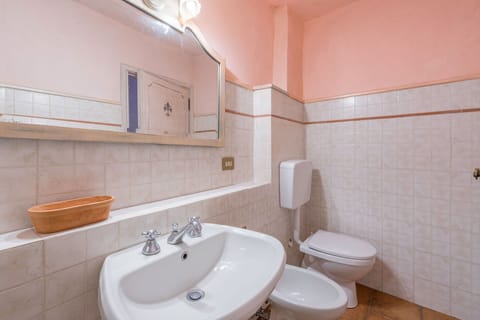 Amenities, Autumn, Bathroom, Room Detail, Spring, Summer