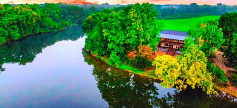 Welcome to Rivers Edge Retreat in Broken Bow, Oklahoma—your perfect riverside escape, nestled in tranquil serenity!