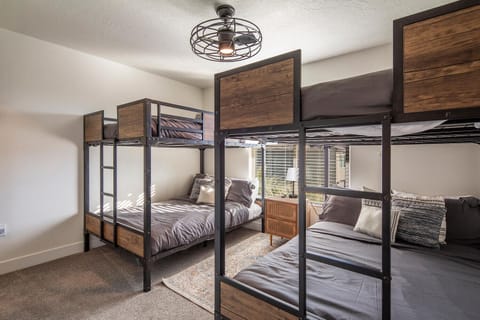 Bunk room w/ full size beds