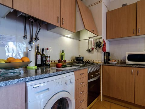 Fridge, oven, stovetop, coffee/tea maker