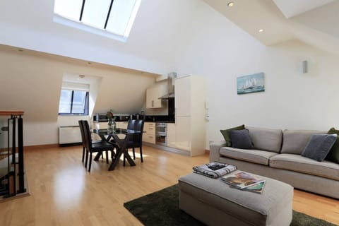 Light, spacious and beautifully furnished mews in Dublin 2 