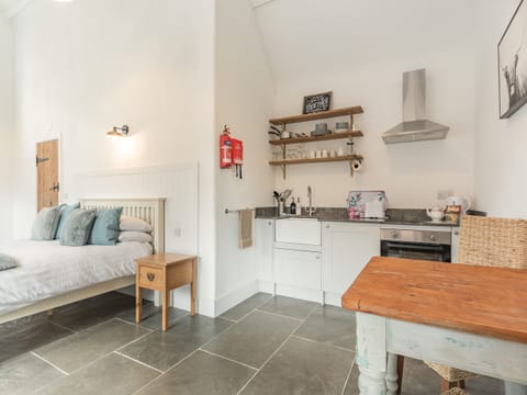 Double bedroom | The Red Rooster - Milton End Farm Barns, Arlingham, near Frampton-on-Severn
