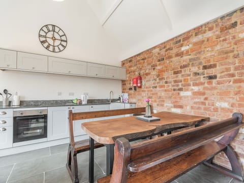 Kitchen/diner | The Red Rooster - Milton End Farm Barns, Arlingham, near Frampton-on-Severn