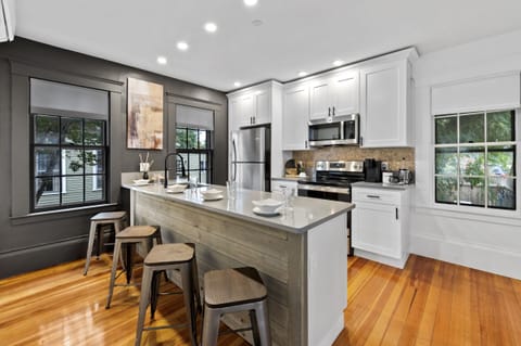 Private kitchen | Fridge, microwave, oven, stovetop