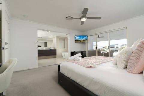 5 bedrooms, premium bedding, desk, iron/ironing board