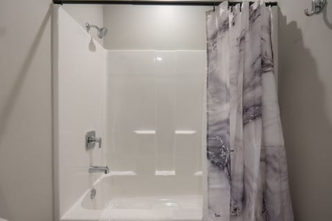 Combined shower/tub, hair dryer, towels