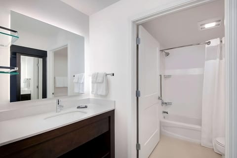 Combined shower/tub, hair dryer, towels